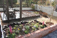 洋風庭園 ウッドデッキと花壇の庭①